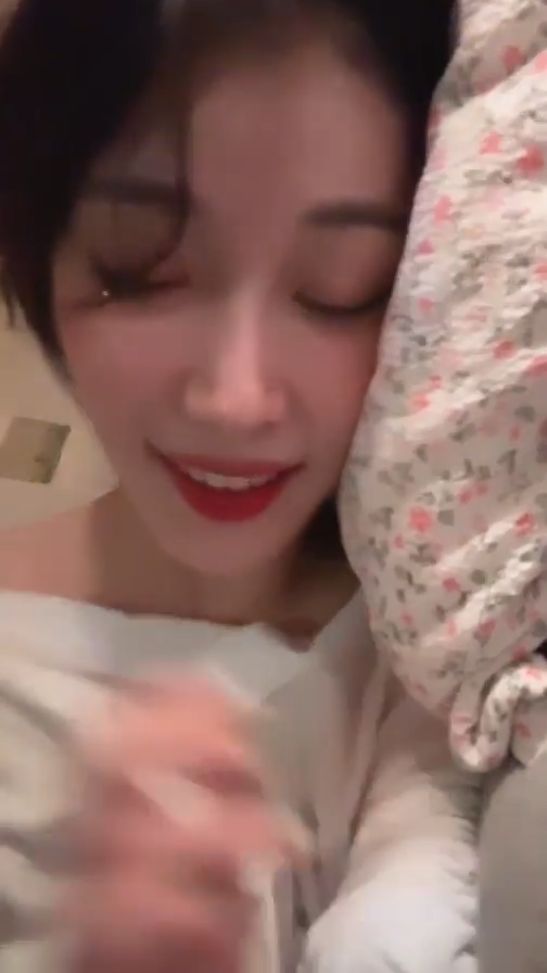 BJ,방송-먹방하며 소통하다가 갑자기 짬지 보여주는 라희